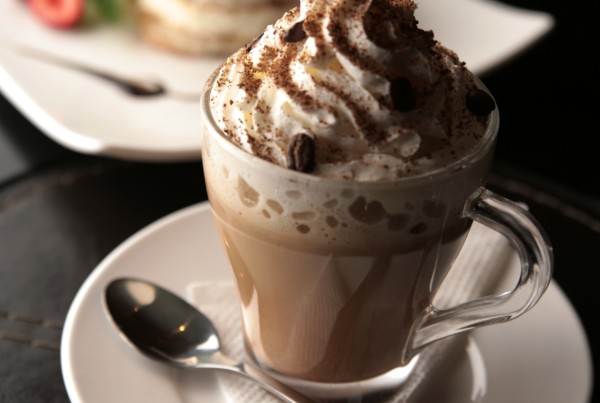 Фотография кофе с мороженым и панкейком