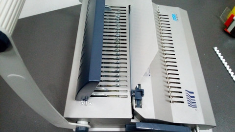 Брошюровщик (или брошюратор) - это устройство, предназначенное для переплета документа (скрепления листов).