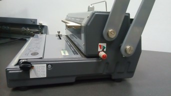 Брошюровщик (или брошюратор) - это устройство, предназначенное для переплета документа (скрепления листов).