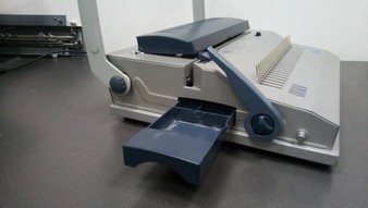 Брошюровщик (или брошюратор) - это устройство, предназначенное для переплета документа (скрепления листов).