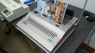 Брошюровщик (или брошюратор) - это устройство, предназначенное для переплета документа (скрепления листов).