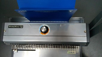 Брошюровщик (или брошюратор) - это устройство, предназначенное для переплета документа (скрепления листов).