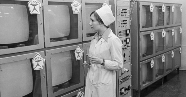 Работница завода по производству телевизоров